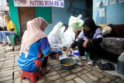 Bank Sampah Patung Rusa di Tangerang, Ubah Jelantah Jadi Sabun & Lilin hingga Beri Hadiah untuk Warga