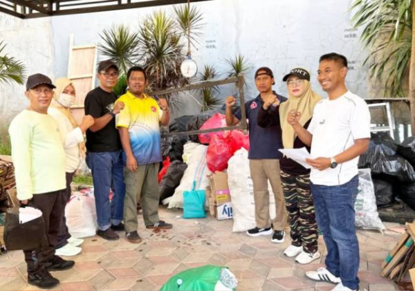 Sedekah Sampah Jadi Gerakan Awal Tahun, Karang Tengah Gaungkan Lingkungan Bersih