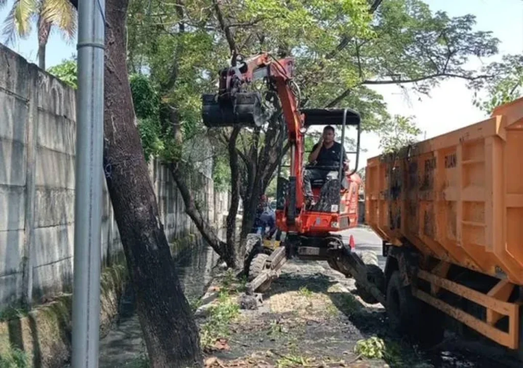 Cegah Genangan, Pemkot Tangerang Gerak Cepat Normalisasi Saluran Air di Jalan Arya Kemuning Periuk