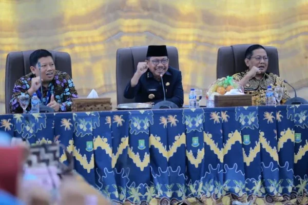 Wali Kota Tangerang Serahkan SK Pensiun kepada 86 Pegawai, Tegaskan Pengabdian Tak Pernah Berakhir