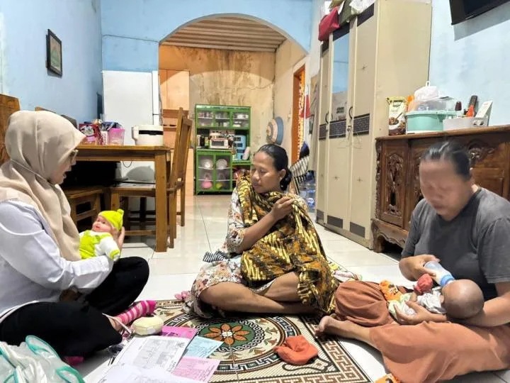 Kunjungan Rumah Puskesmas Kunciran Baru, Ibu Bayi Kembar Dibekali Teknik Menyusui yang Tepat