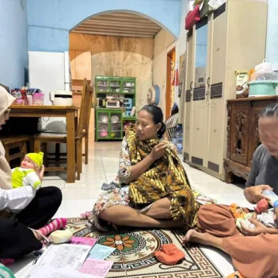 Kunjungan Rumah Puskesmas Kunciran Baru, Ibu Bayi Kembar Dibekali Teknik Menyusui yang Tepat