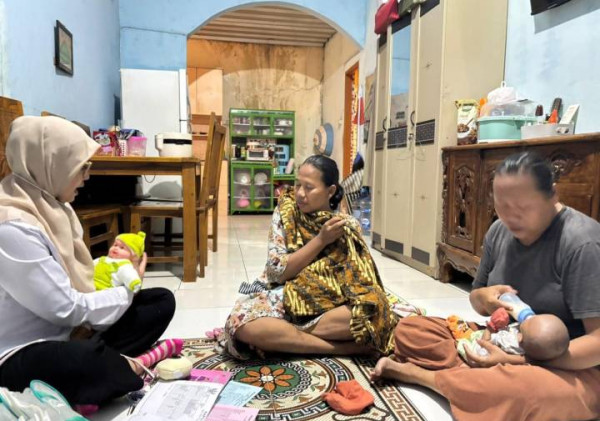Kunjungan Rumah Puskesmas Kunciran Baru, Ibu Bayi Kembar Dibekali Teknik Menyusui yang Tepat