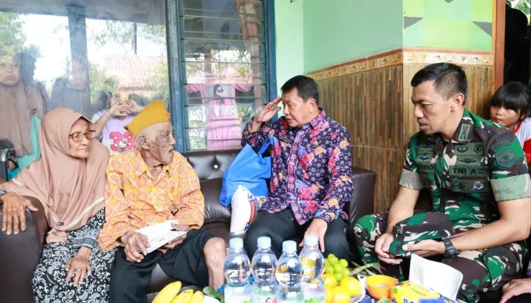 Menjelang Hari Pahlawan, Bupati Tangerang Kunjungi Veteran Perang Berusia Lebih dari 100 Tahun