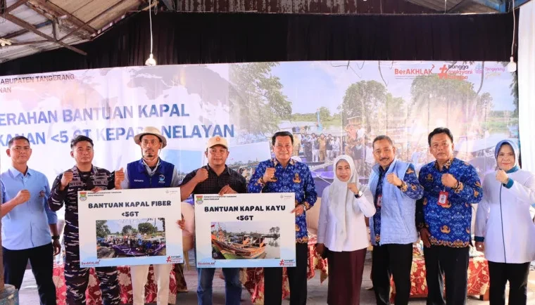 9 Kapal Baru Diserahkan ke Nelayan Kronjo, Bupati Tangerang Turun Langsung Nahkodai Bantuan