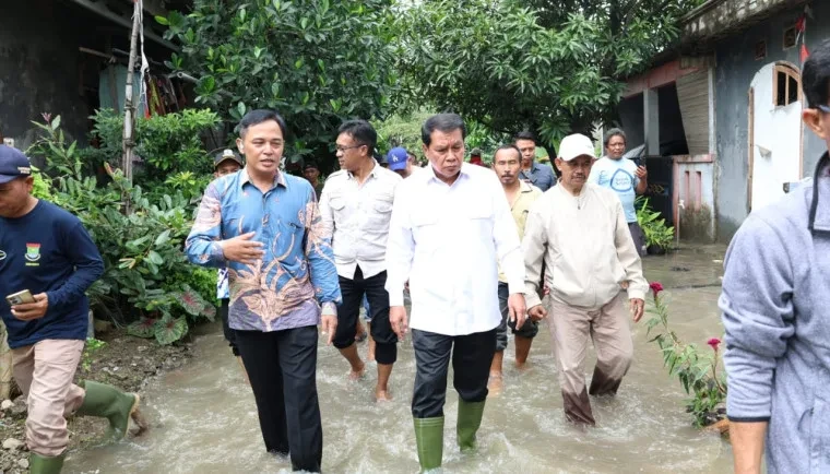 Air Setinggi Lutut Rendam Nuansa Mekarsari, Bupati Maesyal Rasyid Turun Langsung dan Siapkan Solusi Jangka Panjang