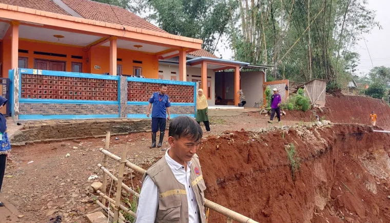 Tigaraksa Longsor, BPBD Evakuasi dan Bantu Warga Terdampak Bencana