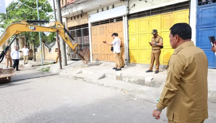 Bupati Maesyal Rasyid Turun Tangan Bongkar Bangunan di Atas Gorong-gorong, Warga Villa Tangerang Elok Ikut Bergerak