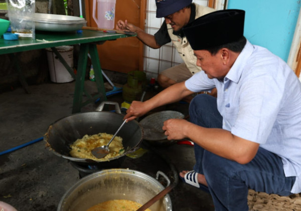 Turun ke Lokasi Banjir, Bupati Tangerang Tak Sekadar Serahkan Bantuan: Ikut Masak dan Makan Bersama Warga