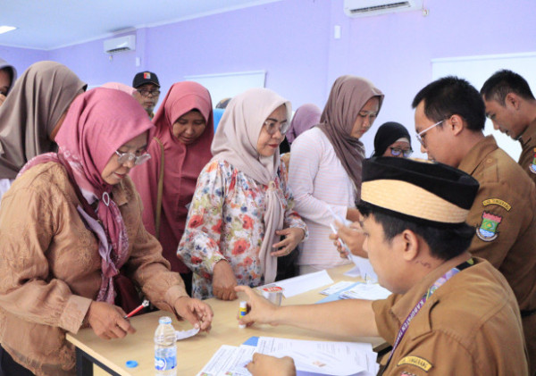 52 Pelaku Usaha di Legok Dapat Bantuan Gerobak hingga Mesin Produksi, Bupati Turun Langsung Salurkan
