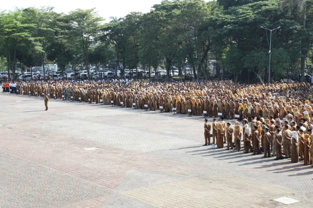 Fenomena Unik Dua Pemerintahan Gelar Apel Bersamaan di Pusat Kota Serang