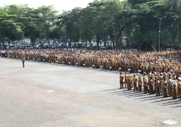 Fenomena Unik Dua Pemerintahan Gelar Apel Bersamaan di Pusat Kota Serang