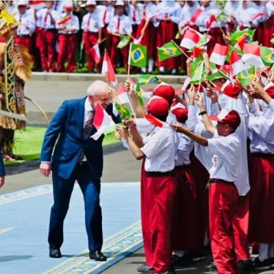 Presiden Brasil Lula Disambut Meriah Ribuan Pelajar di Monas