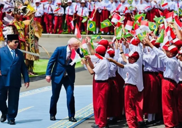 Presiden Brasil Lula Disambut Meriah Ribuan Pelajar di Monas