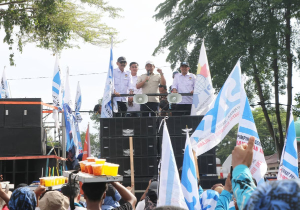Ratusan Buruh Geruduk Pendopo, Bupati Serang Kirim Surat ke Presiden Prabowo: “Kami Mendukung Perjuangan Buruh”