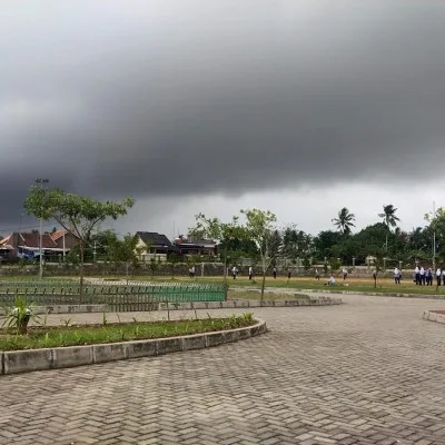 Cuaca Mulai Masuk Musim Penghujan, Warga Cilegon Mulai Bersiap Antisipasi