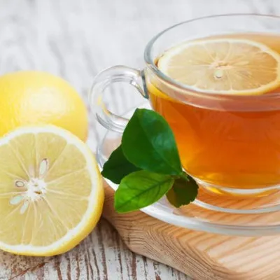 Air Lemon Hangat, Pembersih Alami untuk Tubuh