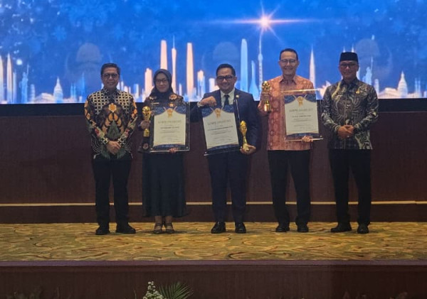 Fachmi Idris Raih Life Achievement KORPRI Award atas Dedikasi Bangun BPJS Kesehatan