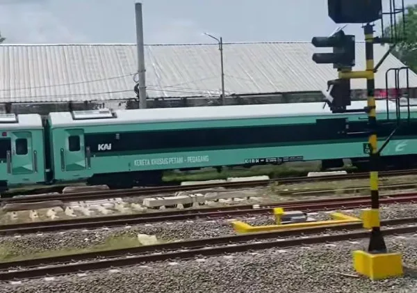 Kereta Khusus Pedagang dan Petani Uji Coba di Stasiun Rangkasbitung