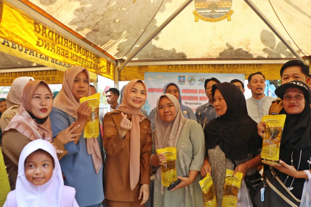 Ratusan Warga Antusias Belanja di Bazar Murah HUT ke-499 Kabupaten Serang