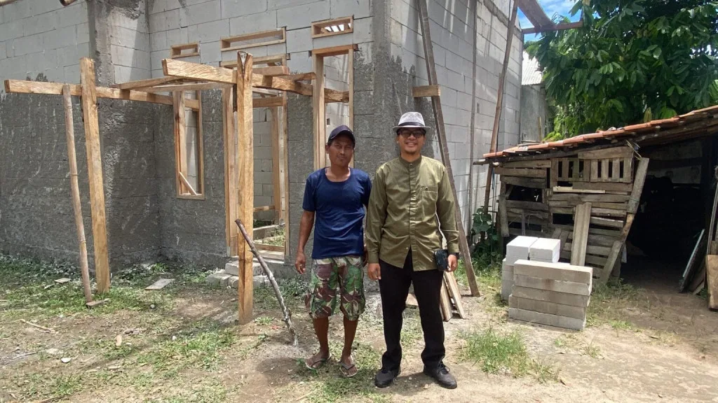 Kepala Desa Sindangheula Tinjau Pembangunan Rumah Tidak Layak Huni