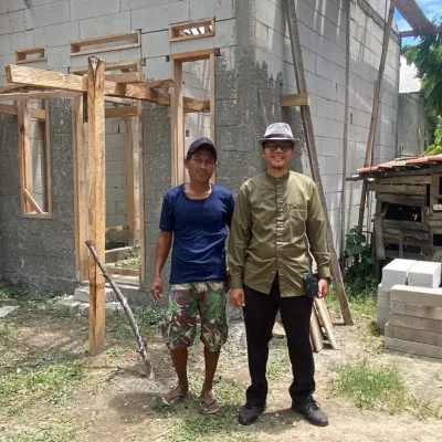 Kepala Desa Sindangheula Tinjau Pembangunan Rumah Tidak Layak Huni