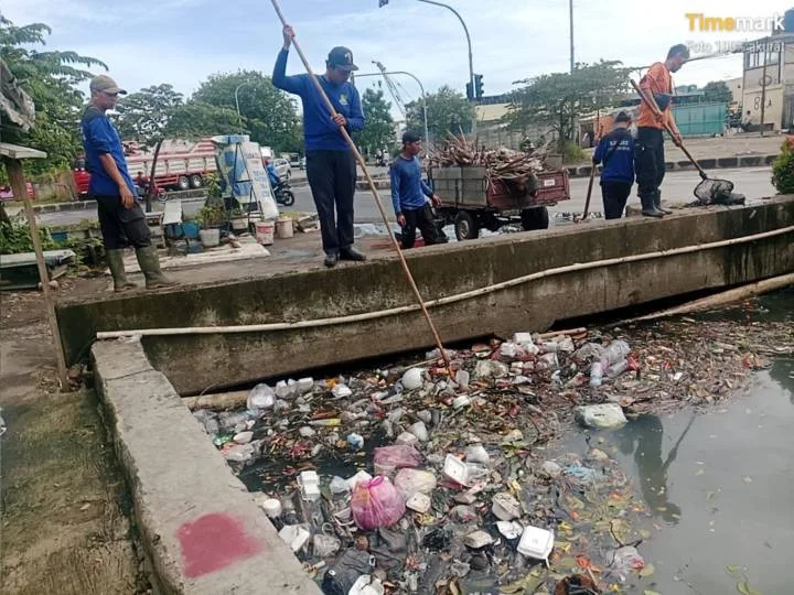 Antisipasi Musim Hujan, Kecamatan Benda Normalisasi Drainase di Jalan Husein Sastranegara