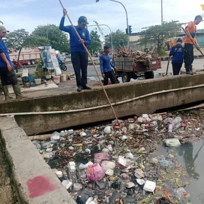Antisipasi Musim Hujan, Kecamatan Benda Normalisasi Drainase di Jalan Husein Sastranegara