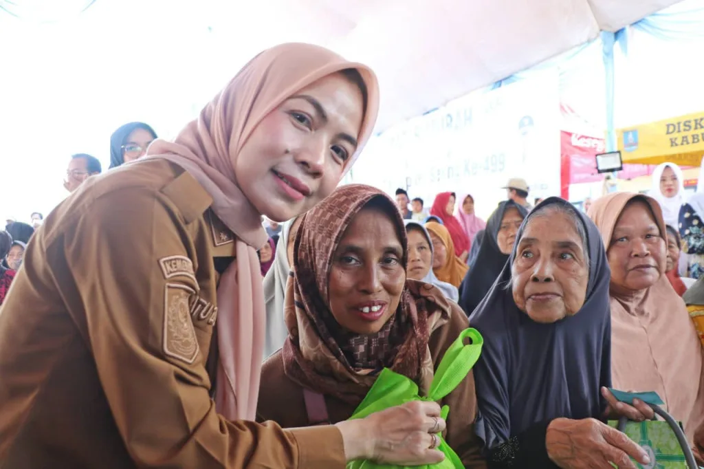 Bupati Serang Ratu Rachmatuzakiyah Bagikan 500 Paket Sembako, Tunjukkan Kedekatan Tanpa Sekat dengan Warga