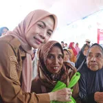 Bupati Serang Ratu Rachmatuzakiyah Bagikan 500 Paket Sembako, Tunjukkan Kedekatan Tanpa Sekat dengan Warga