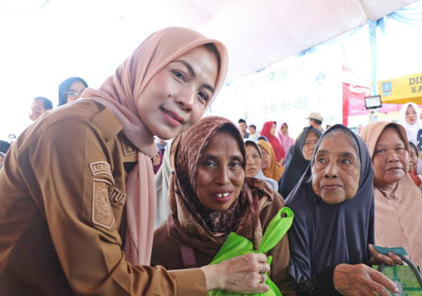 Bupati Serang Ratu Rachmatuzakiyah Bagikan 500 Paket Sembako, Tunjukkan Kedekatan Tanpa Sekat dengan Warga