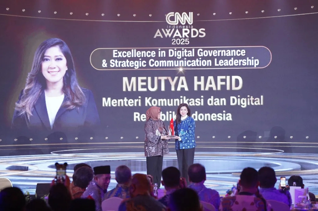 Menkomdigi Meutya Hafid Raih Penghargaan Excellence in Digital Governance di CNN Indonesia Awards 2025