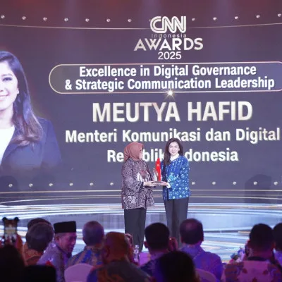 Menkomdigi Meutya Hafid Raih Penghargaan Excellence in Digital Governance di CNN Indonesia Awards 2025