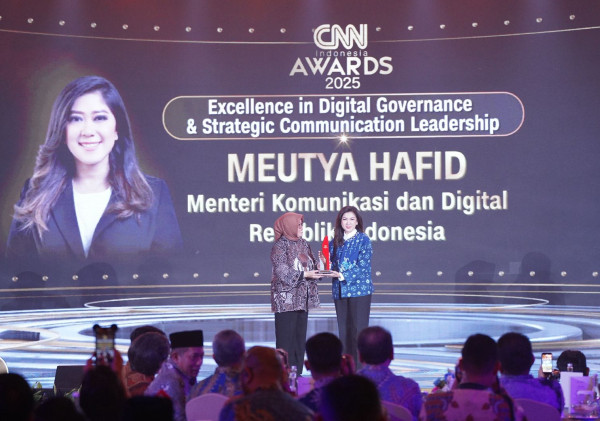 Menkomdigi Meutya Hafid Raih Penghargaan Excellence in Digital Governance di CNN Indonesia Awards 2025