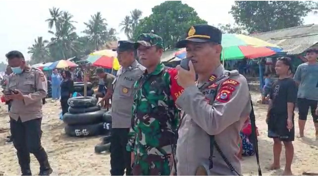 Sat Bimas Polres Cilegon Himbau Pengunjung Agar Bergantian Laksanakan Liburan ke Pantai Anyer