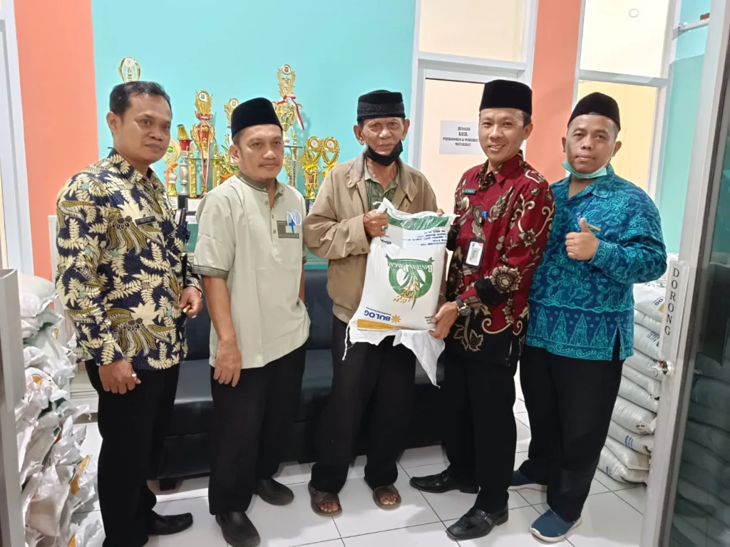 Lurah Kepuh Ciwandan H.Holilullah Berbaur dengan Warga dalam Pembagian Beras PKH.