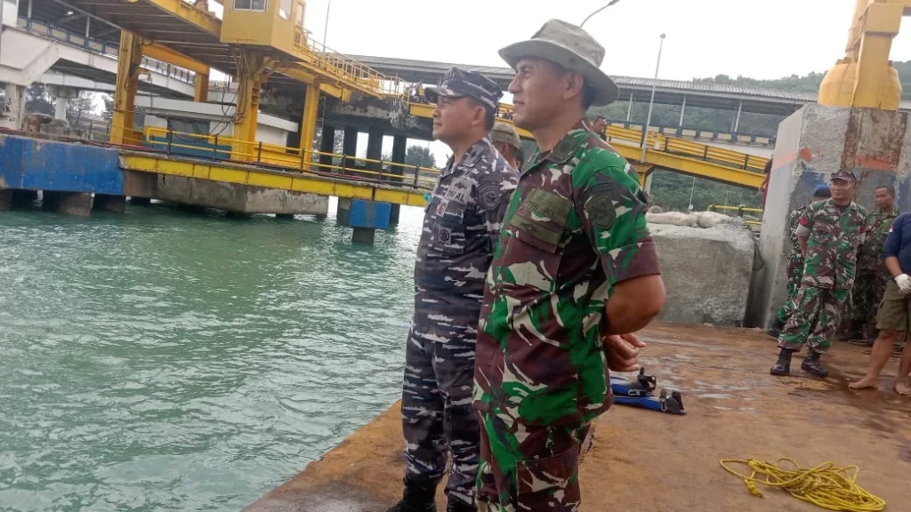 Evakuasi Truk Tercebur Di Dermaga 5 ASDP Pelabuhan Merak Dilanjutkan Oleh Lanal Banten Diselambir