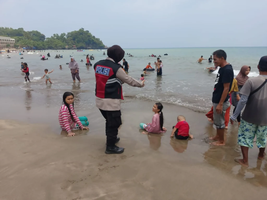 Polres Cilegon Laksanakan Program Quick Wins Presisi Polri Dengan Hadir di Jalur Wisata Pantai Anyar Cinangka