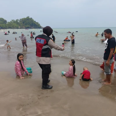Polres Cilegon Laksanakan Program Quick Wins Presisi Polri Dengan Hadir di Jalur Wisata Pantai Anyar Cinangka
