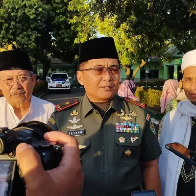 Danrem 064/MY Ikuti Tarawih Keliling Hingga Santuni Anak Yatim di Kodim 0623/Cilegon