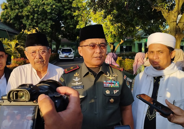 Danrem 064/MY Ikuti Tarawih Keliling Hingga Santuni Anak Yatim di Kodim 0623/Cilegon