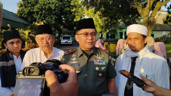 Danrem 064/MY Ikuti Tarawih Keliling Hingga Santuni Anak Yatim di Kodim 0623/Cilegon