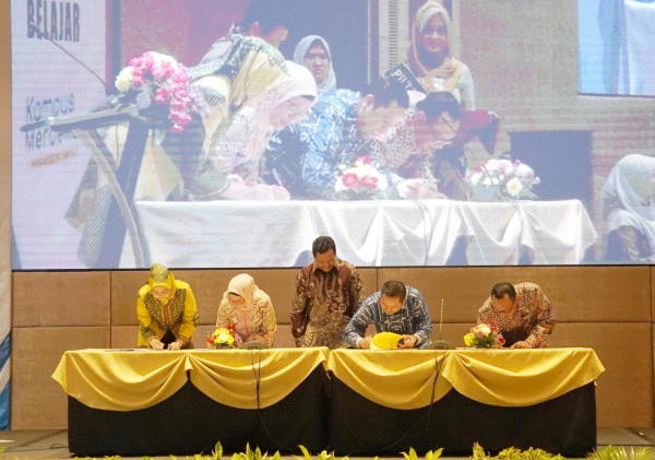 Terbaik se-Banten, Wali Kota Cilegon Helldy Agustian Raih Penghargaan Pendidikan Tinggi Dinilai Paling Berkontribusi Terhadap Pendidikan, Masuk Peringkat 2 Jawa Barat- Banten