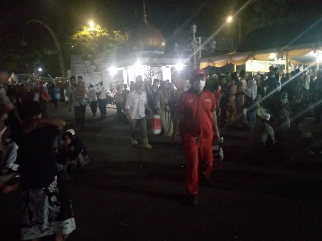 Relawan PMI kabupaten serang ikut serta membantu Jamaah yang akan berangkat Haji