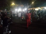 Relawan PMI kabupaten serang ikut serta membantu Jamaah yang akan berangkat Haji