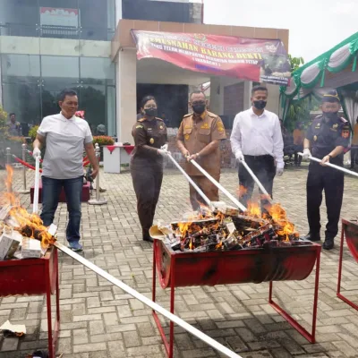 Helldy Ajak Perangi Barang Ilegal 2 Juta Batang Rokok Dimusnahkan