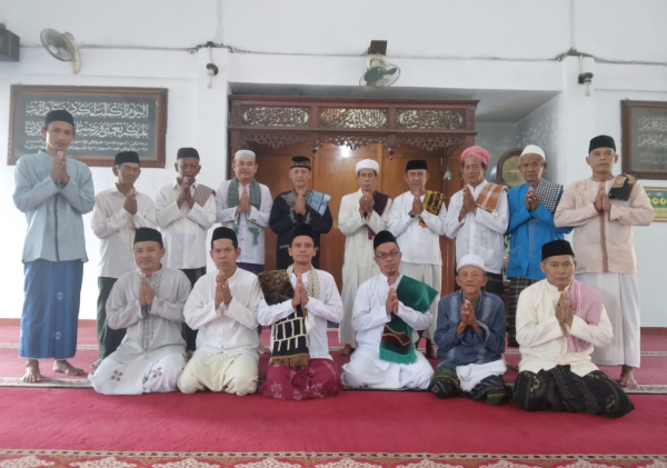 Jelang Puasa Warga Parung Foto Bareng Ulama