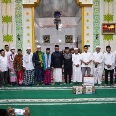 Sambil Beri Bantuan Masjid, Helldy Kembali Gelar Tarjung