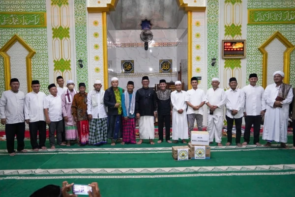 Sambil Beri Bantuan Masjid, Helldy Kembali Gelar Tarjung