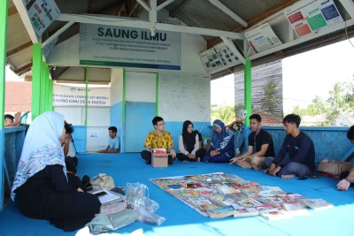 Maksimalkan Manfaat Saung Ilmu, Pegiat Literasi Melapak Buku untuk Anak-Anak Pakisjaya dan Batujaya.